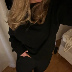 Svart stickad tröja 🖤 - Ej nopprig, mycket skönt material! Lite v - ringad i främre delen🥰