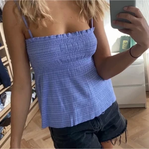 Blå topp från mango - Säljer denna blåa topp från mango, använd cirka 1-2ggr💕💕 MÅNGA ITRESSERADE SÅ BUDA!!!