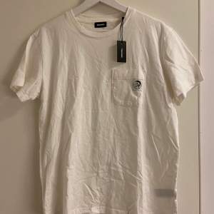 Helt NY T-shirt ifrån Diesel , bröstficka med en klassisk mohikan logga. Lite mer regular i passformen , men en normal Large. Kan bäras som Oversize om du är en S eller M. Nypris: 599:- , säljes för 50%. Rekommenderar spårbar frakt för bådas säkerhet , men självklart kan köparen välja om den ska skickas på valfritt sätt med. Kommer att skicka konfirmationer när plaggen är skickade och följa upp under leveransen tills varan är framme. Har ni några frågor är det bara att kontakta mig.