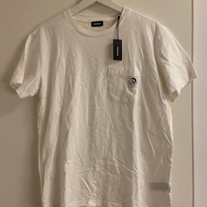 NY! Diesel T-shirt Storlek: L - Helt NY T-shirt ifrån Diesel , bröstficka med en klassisk mohikan logga. Lite mer regular i passformen , men en normal Large. Kan bäras som Oversize om du är en S eller M. Nypris: 599:- , säljes för 50%. Rekommenderar spårbar frakt för bådas säkerhet , men självklart kan köparen välja om den ska skickas på valfritt sätt med. Kommer att skicka konfirmationer när plaggen är skickade och följa upp under leveransen tills varan är framme. Har ni några frågor är det bara att kontakta mig.