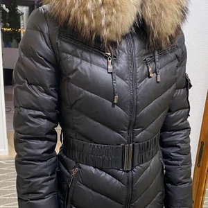 Hollies jacka - Hej! Säljer denna Hollies jacka💞 Använt den ett fåtal gånger och är i nyskicka💞 Pälsen är äkta, nypris är runt 4000 kr💞Pris kan diskuteras, om fler bilder önskas kontakta mig💞