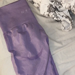 Lilac seamless - NVGTN - Säljer mina superfina tights från nvgtn då dom inte kommer till användning då jag sällan använder färg, har använt dom ca 1-2 ggr💖