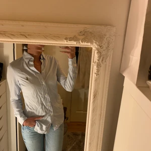 Ralph lauren skjorta - Ljusblå Ralph lauren skjorta i superskönt mjukt material, inte vanligt skjortmaterial. Använd 2 gånger. Som ny, lite skrynklig går att bara stryka rak.