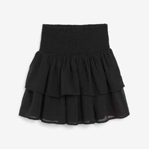 Lägger upp denna kjol igen på grund av oseriös köpare. Jättefin volang kjol från Kappahl som är slutsåld💓 