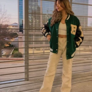 💚Grön vintage baseballjacka💚 - (Lånade bilder men jackan sitter exakt som på bilderna )💚Jätte snygg och trendig baseballjacka 💚 Varm och skön inuti. Sitter jätte bra 👍 Säljer den för det har kommit knappt till användning 💚