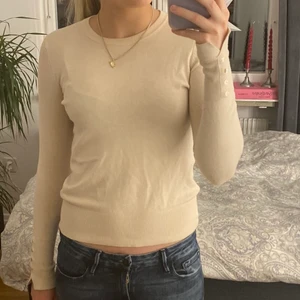 Zara tröja - Säljer min superfina tröja från zara! Den är beige och har knappar på ärmarna och köpte den för ungefär lite mer ett halvår sen. Har sytt ihop ett superelitet hål (se på 3 bilden, därav priset) 💛💛