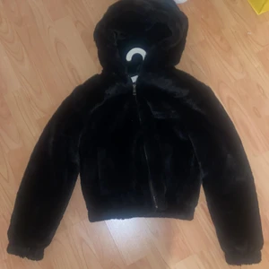 Pälsig jacka från Pull&bear - Svart fakepäls jacka från pull&bear. Croppad. Storlek XS. Som ny, bara använd en höst. OBS frakt kan tillkomma