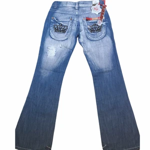 blue queen y2k jeans  - !!Lägger ut igen!! fett coola vintage y2k lågmidjade bootcut blue queen jeans. Aldrig använda, har alla lappar kvar!! måste tyvärr sälja pga är för små och för långa. 😩 säljs för upp till 900 på depop mm. Skriv privat för fler bilder &mått om det behövs! Köparen står för frakt. ❤️