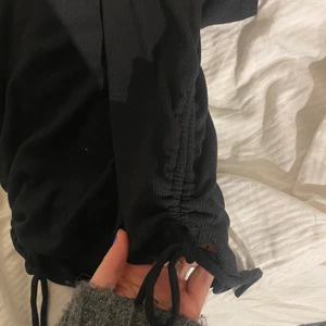 Oanvänd t shirt från zara - Svart ribbad t shirt från zara med ”knutsnören” på sidorna!!