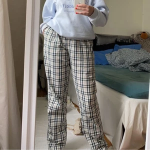 rutiga pyjamasbyxor - super sköna pyjamasbyxor i storlek M från hm herravdelningen. säljer pga att dom tyvärr inte kommer till användning 