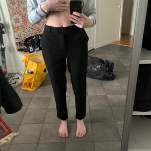 Veromoda storlek S längd 32” - Jag säljer mina kostymbyxor som är mer loose i modellen men ändå sitter lite tajt. De är inte använda och prislappen är kvar. De är svarta, väldigt stretchiga och resor i midjan. Jag fick de i julklapp 2020 men inte tyckt det var min stil därför väljer jag att sälja de. Fint skick, inget fel på de. Original pris var 299kr.