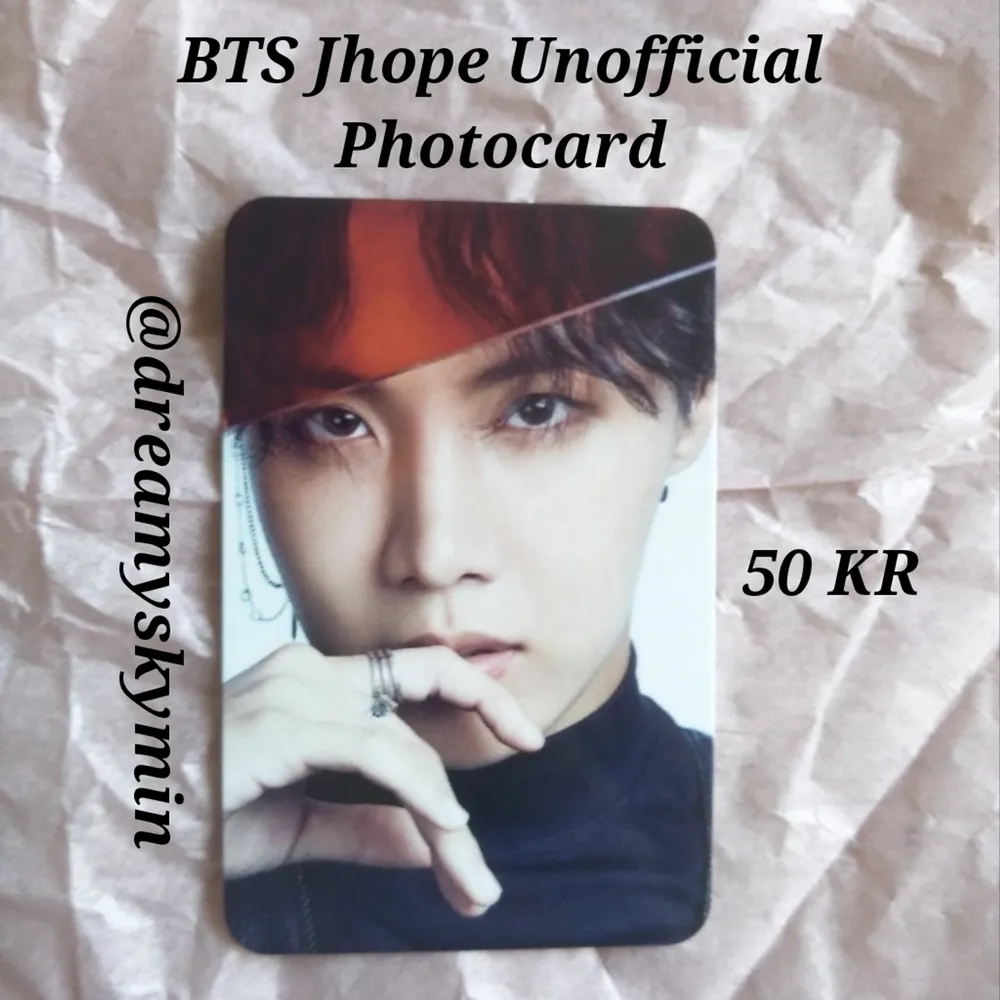 Unofficial Photocards på J-hope från BTS. Kontakta mig för att köpa. Fri frakt bara 50 KR st !!! Freebies ingår i din beställning!✨. Muu.