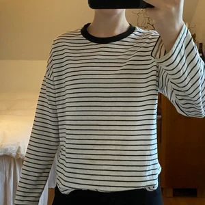 Randig tröja  - Vit/svart randig tröja köpt i USA. Mycket bar skick, endast använd ett fåtal gånger. Storlek S 