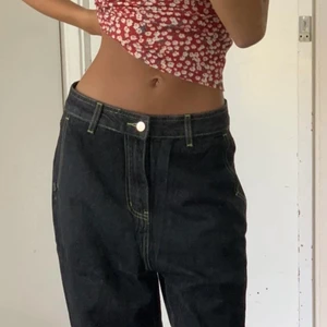 Y2k baggy jeans  - Säljer mina älskade baggy jeans som passar både man och kvinna ! Kan skika fler bilder om det behövs strlk 30 i man men jag sj som brukar ha s-m i jeans kan ha dessa utan att dem glider ner vid midjan ! Kan skika fler bilder om det behövs , budgivning om många är intresserade 💕