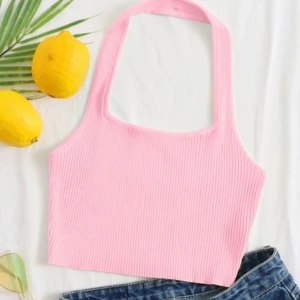 ROSA LINNE - Säljer detta fina linne då det inte passar mig så bra! Jag älskar hur den övre delen av ryggen runt skulderbladen är bar. Perfekt att ha på sommaren efter bad eller på vintern om man ska mysa! Jag köpte den för 89 men SÄLJER NU FÖR 19 då nästan ALLT på min sida är UNDER 30 KR! Jag har använt linnet 1 gång så det finns inga som helst tecken på användning! ❤️🥳🥳🥳