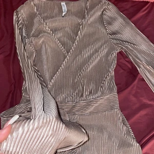 Rose färgad Knut tröja💞 - En jättefin Knut tröja❤️kommer inte till användning av orsaken som var att den var för stor för mig. Aldrig använd dock finns inte prislappen kvar då jag trodde jag skulle ta på mig den så att så dum som jag var tog jag av den och därefter märkte att nae den är stor. Säljer denna tröja för 100 då den köptes för 550 på bubbleroom. Provat endast en gång.  Meddela mig angående priset 