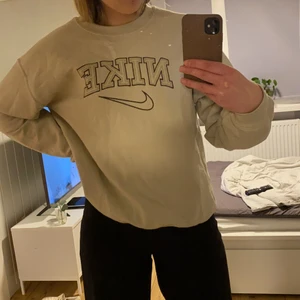 Nike sweatshirt - Jättefin nike sweatshirt! Den är inte äkta men märket är väldigt fint broderat🤎🤎 Köpt för någon månad sen men kommer inte längre till användning. Nypris var ca 700kr men säljer nu för 200kr + frakt! Säljer även en likadan i blått🤗