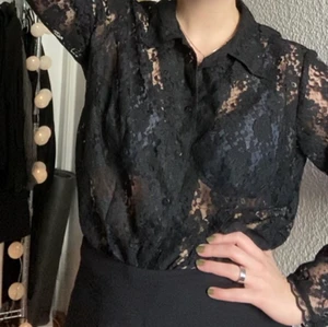 Skjorta i spets - Säljer denna lilla pärla, pga använder tyvärr inte så ofta. Vilket är synd för den e otrolig. Passar storlek S, M, och L beroende på hur man vill att den ska sitta. Jag har själv oftast storlek 38/M, och tycker den sitter perfekt. Den e fett bekväm, och lite genomskinlig som ni kanske ser. Köpt på second hand.