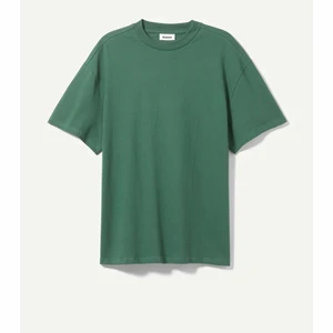Weekday t-shirt - T-shirt från Weekday i superfin färg 💚 Köpt för 1 vecka sedan på herravdelningen på Weekday i Sthlm. Storlek XS men väldigt oversized, passar M i dam och S i herr💚 Aldrig använd 