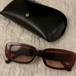 Solglasögon  - Säljer dessa solglasögon🧡