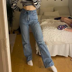 Jeans från weekday i modellen rowe. Storlek 25/30 men skulle säga att de är lite stora i storleken🥰