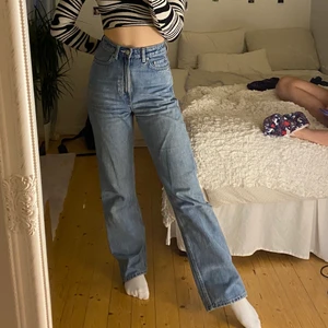 Raka jeans - Jeans från weekday i modellen rowe. Storlek 25/30 men skulle säga att de är lite stora i storleken🥰