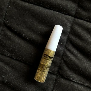 Guldigt glitter  - Guldigt glitter från depend tror jag! Helt ny och oanvänd! 