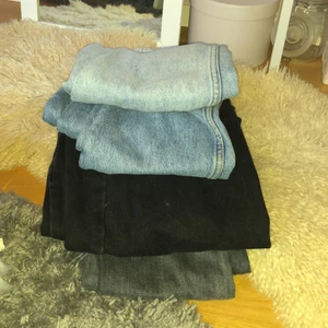 Jeans från olika butiker  - Fyra jeans i olika färger i samma storlek 32. Jätte bra skick. Skriv provet om du är intresserad av någon av jeansen så skickar jag bättre bilder😁 köparen står för frakten💕      De blå är nu sålda (inte de som är ljusast) 