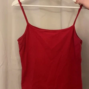 Linne  - Hej jag säljer ett rött linne från Åhléns som inte kommer till användning längre då jag gått ner i vikt.  Storlek  L 