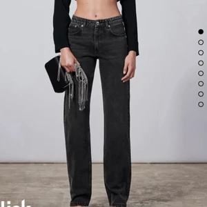 Zara jeans mörkgrå - Säljer jeans från zara i modellen ”jeans ZW mid waist straight”. Helt slutsålda på Zaras hemsida, endast använda ca 2 gånger och i väldigt bra skick. Storlek 34💓 