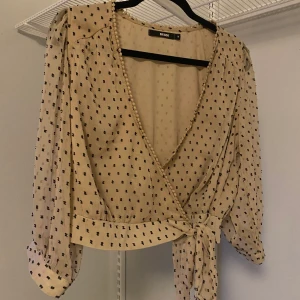 Beige omlott blus Bikbok strl M - Elegant omlottblus. Använd max 2 ggr. 