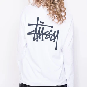 Stüssy tröja - Säljer min long sleeve tröja från stüssy!⭐️ Storlek XL men skitsnygg som oversized! Dock kan man stoppa in den för en annan passform som jag gjort på sista bilden! Jättefint skick!! Passar XS/ S/M/L/XL. Jag har i vanligt fall S/M på tröjor men denna har suttit bra utan att det sett konstigt ut! Köpte den ny för 700 och säljer för 350kr+spårbar frakt 66kr!⭐️✨🥰🥳💖 EGNA BILDER SKICKAS SJÄLVKLART VID INTRESSE!!
