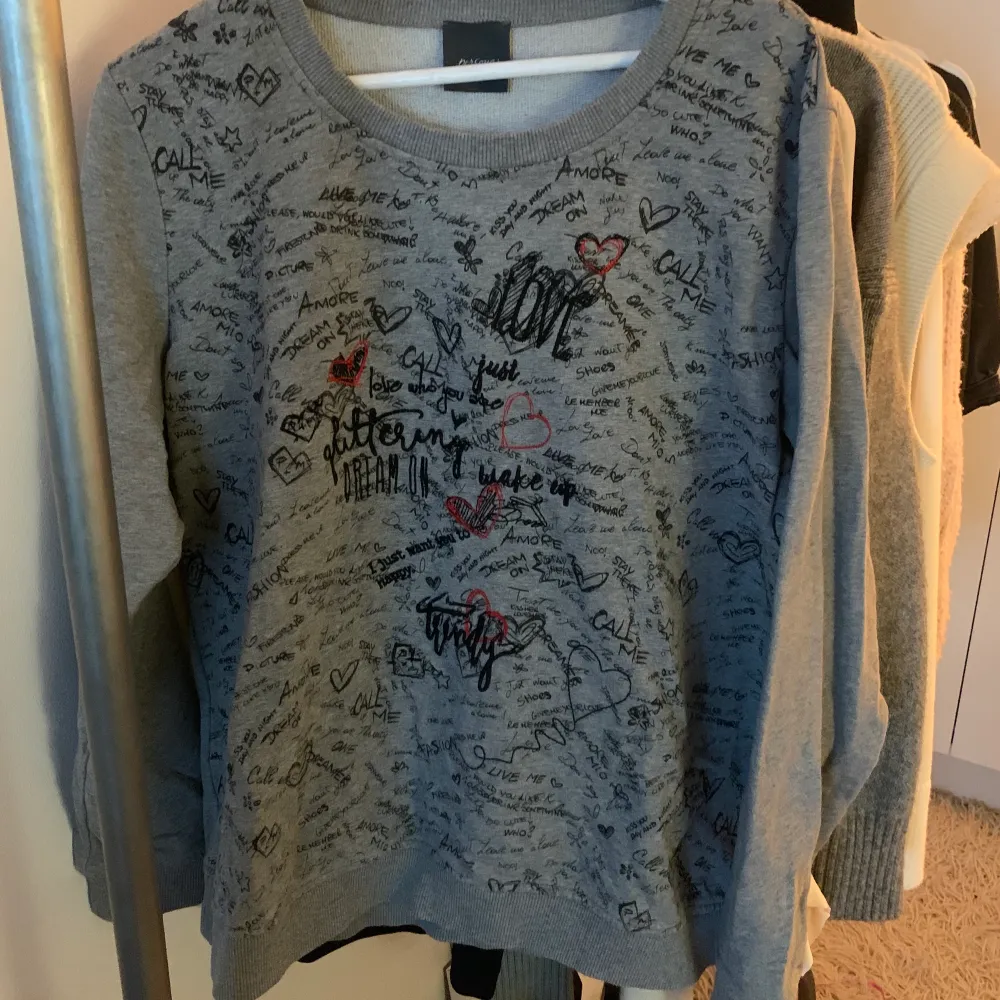 En grå sweatshirt med mönster och broderier💕❤️ oversized på mig med storlek XS/S✨ helt i nyskick! Från märket persona by Marina Rinaldi . Tröjor & Koftor.