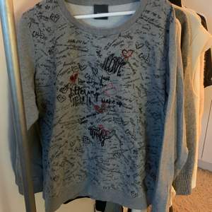 En grå sweatshirt med mönster och broderier💕❤️ oversized på mig med storlek XS/S✨ helt i nyskick! Från märket persona by Marina Rinaldi 