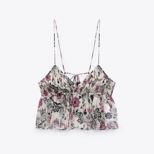 Zara topp - Slutsåld populära zara topp! Säljer toppen då den är för liten och inte kan lämna tbx. Toppen är M men passar en S, Köparen står för frakten😊