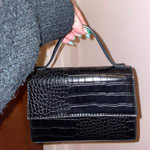 Super söt svart handväska från Åhléns med ormskinn tryck