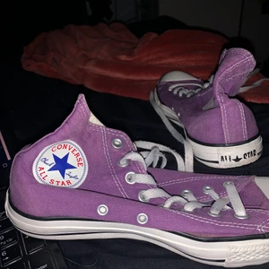 Lila Converse storlek 40 - Köpte dem och trodde de var storlek 41, men de var 40😭 säljer då de inte passade. I använt skick, se bilder, specifikt sista. 300kr INKLUSIVE spårbar frakt.