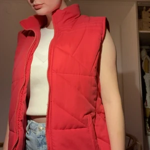 Väst - Varm och härlig väst! Mer rosa i verkligheten än på bilderna💓💓 skriv gärna för fler bilder!