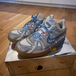 Off white rubber dunk  - Skorna är i storlek 42.5, hyfsat skick lite smuts på utsidan, finns små slitningar inne i skon vid hälen, ow tagen och extra snören följer med
