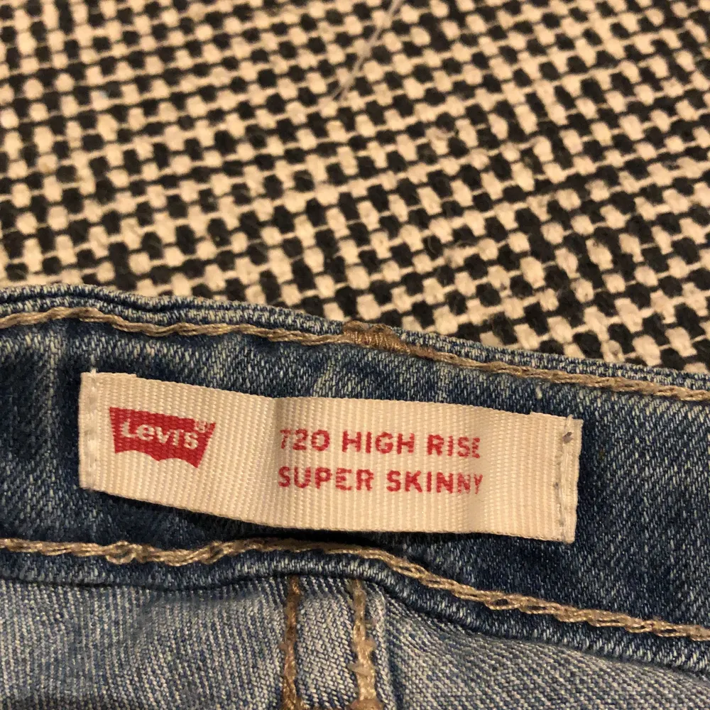 Säljer dessa jeans pågrund av de är för små. Har använts ett par gånger. Står ingen storlek men passar som har storlek runt 30 eller 9 - 12 år. Står att det är skinnyfit men är mer som slim. . Jeans & Byxor.