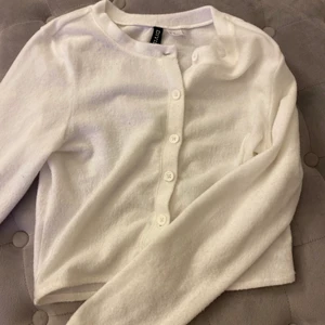 Vit tröja  -  Säljer min jättefina tröja som tyvärr inte komma till användning längre . Använd fåtal gånger och är som ny.