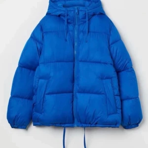 Intressekoll !! Själjer bara vid bra bud - Slutsålda blåa puff jackan ifrån H&M ! Storlek M ⭐️säljer bara vid bra bud !