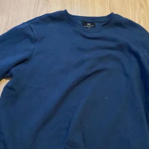 En blå sweatshirt storlek M - Använt tröjan få gånger, den är i väldigt bra skick. Köpt på herravdelningen. Köparen står för frakten. Väldigt fin färg