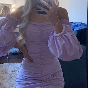 FIN KLÄNNING!! - Sååå fin klänning från ginatricot som tyvärr blivit för liten nu, den är bara använd vid ett tillfälle💗