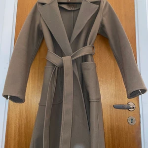 Kappa  - Säljer denna vår/höst/festkappan i storlek 36. Materialet är jätte skönt och bekvämt och den är använd men är i väldigt fint skick. På mig som är 158cm är den över knäna. 