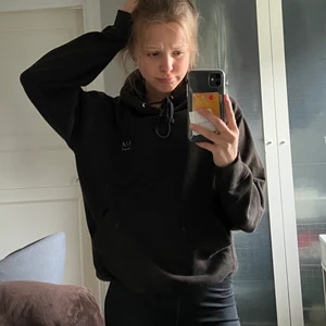 Hov1 merch svart hoodie - Säljer världens skönaste hoodie som nt kommer till användning🖤 passformen är typ det bästa jag vet !! Den har inga defekter utom ett hål i armhålan som aldrig syns. Nypris 600kr, köpare står för frakt 🥰