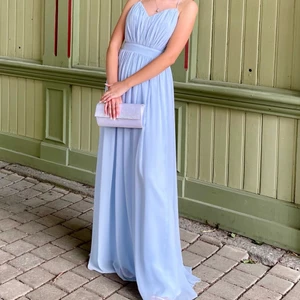 Balklänning från youmefashion - Balklänning inköpt från youmefashion för 1999kr våren 2021. Endast använd en gång på min studentbal. Inga fläckar eller andra skador. Har inte sytt upp eller sytt in klänningen på något sätt. Klänningen är i så gott som nytt skick. Storlek 34 (måtten finns på sista bilden). Jag är 167cm lång och hade 6,5cm höga klackskor, men jag hade kunnat ha 2-3 cm högre klackar utan problem. Tack vare snörningen i ryggen kan man anpassa storleken relativt mycket. Priset kan diskuteras.