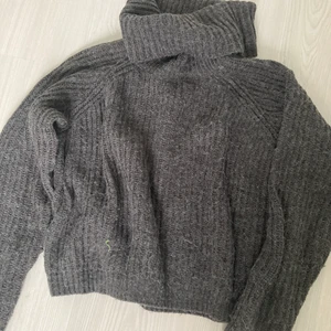 Polotröja  - Mörkgrå polotröja som är lätt croppad 