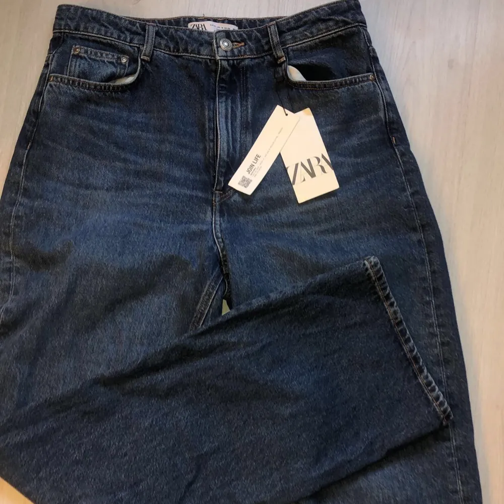 Helt nya zara byxor, endast provade! Köpta i butik, nypris 400kr säljer för 200, köparen står för frakt! Säljer pga att dom e lite förstora, storlek 42 men om man gillar baggy byxor så funkar dom som 40 också!Fler bilder vid intresse!💞 prislappen sitter kvar. Jeans & Byxor.