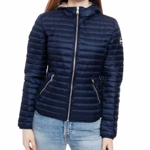 Colmar jacka - Hej! Säljer denna colmar jacka som är för liten för mig. Den är tunn men varm, en allvädersjacka! Inga synliga defekter så i bra skick. Första bilden antar jag är en uppdaterad version av jackan då den har några år på nacken men passformen är den samma! Hör av er vid frågor. Köpare står för frakt! Priset kan diskuteras